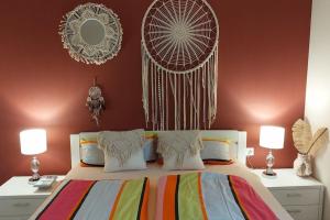 Superior Haus 120 qm mit Garten في دوسلدورف: غرفة نوم مع سرير كبير مع بطانية ملونة