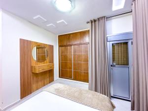 1 dormitorio con espejo y vestidor en Elite Holiday Home - Luxury & Centric Flat en Tánger