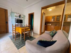 Nhà bếp/bếp nhỏ tại Cool - 2 Minutes From Sea