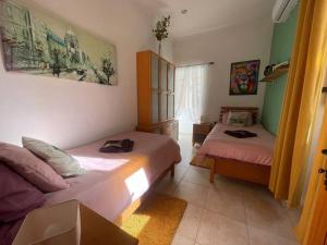 Giường trong phòng chung tại Cool - 2 Minutes From Sea