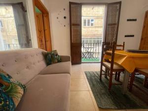 Khu vực ghế ngồi tại Cool - 2 Minutes From Sea