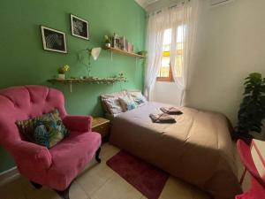 Khu vực ghế ngồi tại Cool - 2 Minutes From Sea +19 ảnh