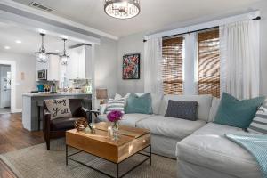 Et opholdsområde på Blue Bungalow - Fire Pit Yard Games & more