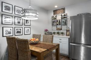 Køkken eller tekøkken på Blue Bungalow - Fire Pit Yard Games & more + 40 billeder