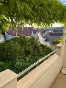 耶爾薩的住宿－apartmani Isabella - Ilda Radonic，房屋的阳台享有风景。