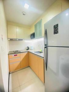 Kuchyň nebo kuchyňský kout v ubytování Mactan Newtow Enjoy Family Staycation
