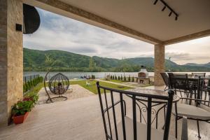 Delta Lake House في Mali Zvornik: شرفة مطلة على البحيرة والجبال