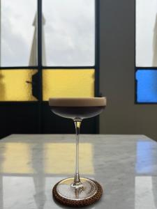 un bicchiere di vino seduto sopra un tavolo di Ca Meison a Cannobio