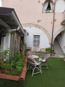 un patio con tavolo e sedie in un edificio di CASA DI STELLA a Sabbio Chiese