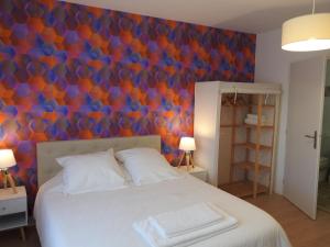 1 dormitorio con 1 cama y pared azul y naranja en Gîte tout inclus avec parc, proche de Joinville, pour 10 personnes et activités variées - FR-1-611-102, en Bettaincourt-sur-Rognon