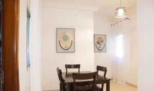 uma sala de jantar com mesa e cadeiras em Fanta em Dakar