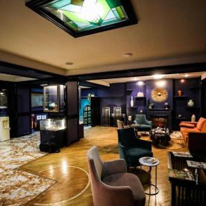 Hazz Hotel في باكو: غرفة معيشة مع أريكة وكراسي ونافذة