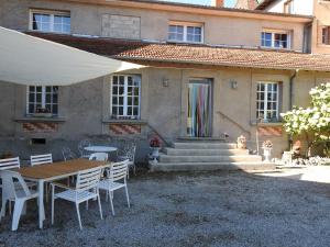 Una mesa y sillas frente a una casa en Gîte tout inclus avec parc, proche de Joinville, pour 10 personnes et activités variées - FR-1-611-102, en Bettaincourt-sur-Rognon