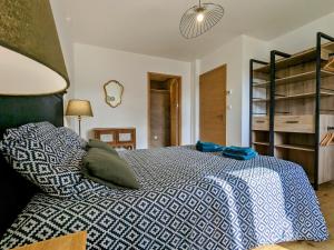 Postel nebo postele na pokoji v ubytování Gîte rénové avec charme, cour privée, proche Puy-en-Velay et trésors de la Haute-Loire - FR-1-582-473