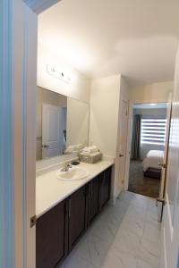 ein Bad mit einem Waschbecken und einem Spiegel in der Unterkunft Welcome to Bethel in Carrying Place