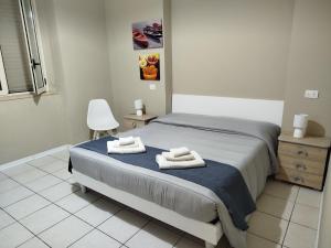 1 dormitorio con 1 cama con 2 toallas en b&b Sirianni, en SantʼEufemia Lamezia