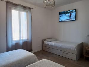 1 dormitorio con 2 camas individuales y ventana en Appartamenti Borghetto Panigale, en Bolonia