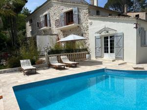 Villa con piscina frente a una casa en Cabanon César, en Flayosc