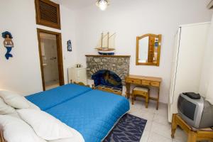 TV a/nebo společenská místnost v ubytování Symi Center Hotel