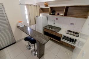 Il comprend une cuisine équipée d'un comptoir et d'un réfrigérateur. dans l'établissement Lacqua Di Roma Caldas Novas Goiás, à Caldas Novas