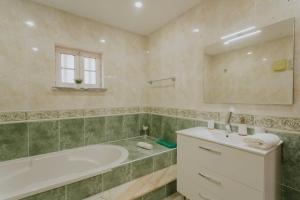 un baño con bañera y lavabo en Best Houses 107 - Ferrel Village House, en Ferrel 25 fotos más