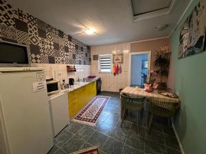 Kuchyň nebo kuchyňský kout v ubytování Hostel Backpackers + 34 fotografií
