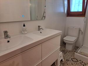 ein weißes Badezimmer mit Waschbecken und Toilette in der Unterkunft Casa en Viladamat con piscina en la Costa Brava in Viladamat + 24 Fotos