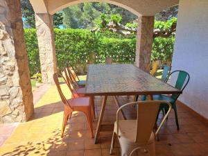 a table and chairs sitting on a patio at Casa en Viladamat con piscina en la Costa Brava in Viladamat