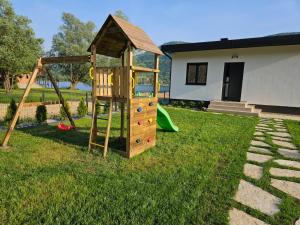 Delta Lake House في Mali Zvornik: ملعب مع زحليقة وتشكيلة لعب