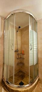 una doccia con cabina in vetro in bagno di CozyPolis ad Atene
