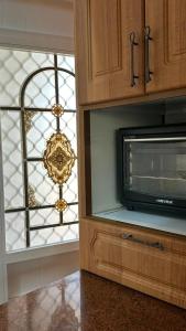 a kitchen with a window and a microwave at الجبل الاخضر سيق ( بيت الصوير ) in Sayq