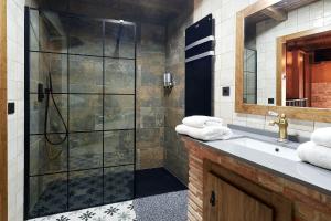 ein Bad mit einer Dusche und einem Waschbecken in der Unterkunft Apartamento divino morales in Plasencia