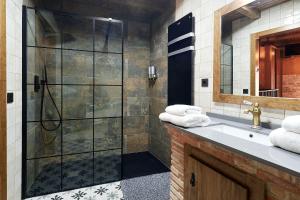 a bathroom with a shower and a sink at Apartamento divino morales in Plasencia +20 photos