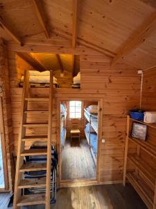 Cabaña de madera con literas en Steiner's Camping & Lodge en Johannisholm