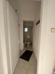 Kylpyhuone majoituspaikassa Studio apartment in Nea Karvali