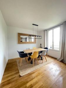 - une salle à manger avec une table et des chaises dans l'établissement Appartement chaleureux proche Paris JO 2024, à Saint-Gratien