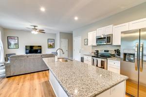 A kitchen or kitchenette at Aberdeen Rental on Golf Course 2 Mi to Downtown!