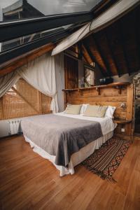 拉安戈斯圖拉鎮的住宿－奧拓曼薩諾碼頭賓館，一间卧室,卧室内配有一张大床