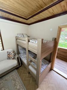 מיטה או מיטות קומותיים בחדר ב-Özgür Apart