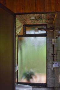 ein Bad mit einem WC und einem Fenster in der Unterkunft Quinta Túru in La Colonia