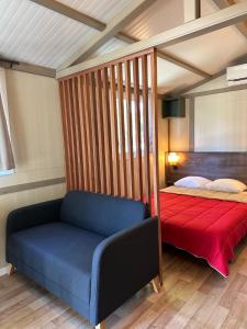 - une chambre avec un lit, un canapé et un lit dans l'établissement Camping Dolce Vita, à Calvi