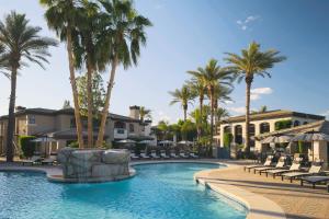 uma piscina com palmeiras e cadeiras em Kierland Commons Scottsdale Quarter Pool Gym Tennis Pickleball Golf em Scottsdale