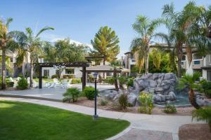 um parque com uma fonte e palmeiras em Kierland Commons Scottsdale Quarter Pool Gym Tennis Pickleball Golf em Scottsdale