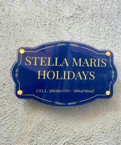 Une pancarte sur le mur d'une fête d'amille dans l'établissement Stella Maris Holidays, à Maiori