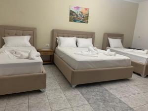 Una habitación con dos camas con toallas. en Peaceful Garden House, en Përmet 14 fotos más
