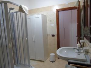 La salle de bains est pourvue d'un lavabo et d'une douche. dans l'établissement Stella Maris Holidays, à Maiori