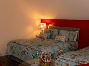 Tempat tidur dalam kamar di The Gardens B&B