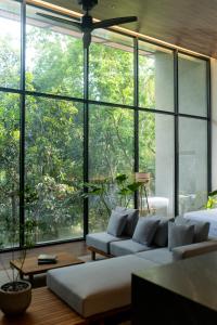 sala de estar con sofá y ventana grande en Piece Lio Resort from Japan en El Nido