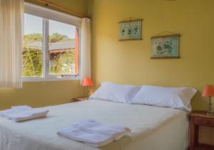 um quarto com uma cama com duas toalhas em Cabañas Mellmell em Mar de las Pampas