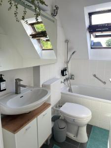 La salle de bains est pourvue d'un lavabo, de toilettes et d'une baignoire. dans l'établissement Apartment- La Mia, à Castrop-Rauxel